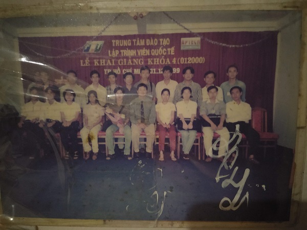 Lớp học FPT Aptech thời kỳ đầu — Anh Dương ngồi hàng đầu tiên, thứ 2 từ trái qua